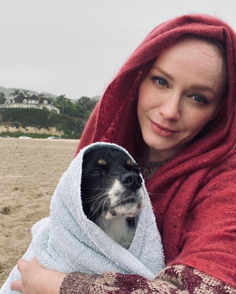 Diese beiden sind in den Regen gekommen. Gott sei dank hatte Christina Hendricks Handtücher parat, um sich und ihren Liebling zu trocknen. Diese beiden sind in den Regen gekommen. Gott sei dank hatte Christina Hendricks Handtücher parat, um sich und ihren Liebling zu trocknen.