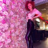 Ob Anna Ermakova Frühlingsgefühle hat? Verstehen wir bei der Rosenwand auf jeden Fall! Die Tochter von Boris Becker teile dieses Bild mit ihren Followern - inklusive sexy Look mit offener Satin-Bluse und Lederpants.