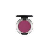 Ein schwereloser Kuss von Farbe: Die "Powder Kiss Soft Matte Eye Shadows" von Mac sind perfekt für frühlingshafte Make-Up-Looks. Dank einer Soft-Focus Filter-Technologie entsteht ein natürlicher Effekt. Farbe: Lens Blur, ca. 20 Euro.