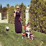 Brigitte Nielsen ist mit ihren beiden "Kleinen", wie sie sie auf Instagram nennt, voll beschäftigt. An einem wunderbaren sonnigen Tag schiebt sie Tochter Frida auf dem Dreirad durch den Garten. Und der Familienhund hat auch gleich Auslauf.