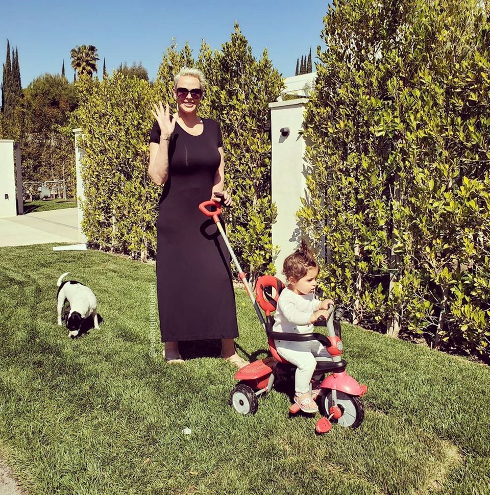 Brigitte Nielsen ist mit ihren beiden "Kleinen", wie sie sie auf Instagram nennt, voll beschäftigt. An einem wunderbaren sonnigen Tag schiebt sie Tochter Frida auf dem Dreirad durch den Garten. Und der Familienhund hat auch gleich Auslauf.