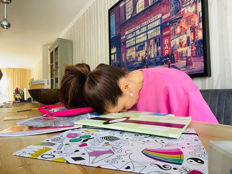 Homeschooling kann sehr anstrengend sein, nicht nur für die Kinder. Jana Ina Zarrella ist fix und fertig und schreibt lakonisch auf Instagram: "Noch nie habe ich mich so auf die Osterferien gefreut...".