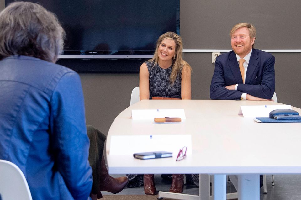 3. April 2020 Königin Máxima und König Willem-Alexander besuchen das Nationale Institut für öffentliche Gesundheit und Umwelt in Bilthoven. Sie achten darauf, den nötigen Sicherheitsabstand zu gewährleisten und zeigen durch ihre Präsenz, wie wichtig es für sie ist, die Mitarbeiter zu unterstützen. 3. April 2020 Königin Máxima und König Willem-Alexander besuchen das Nationale Institut für öffentliche Gesundheit und Umwelt in Bilthoven. Sie achten darauf, den nötigen Sicherheitsabstand zu gewährleisten und zeigen durch ihre Präsenz, wie wichtig es für sie ist, die Mitarbeiter zu unterstützen.