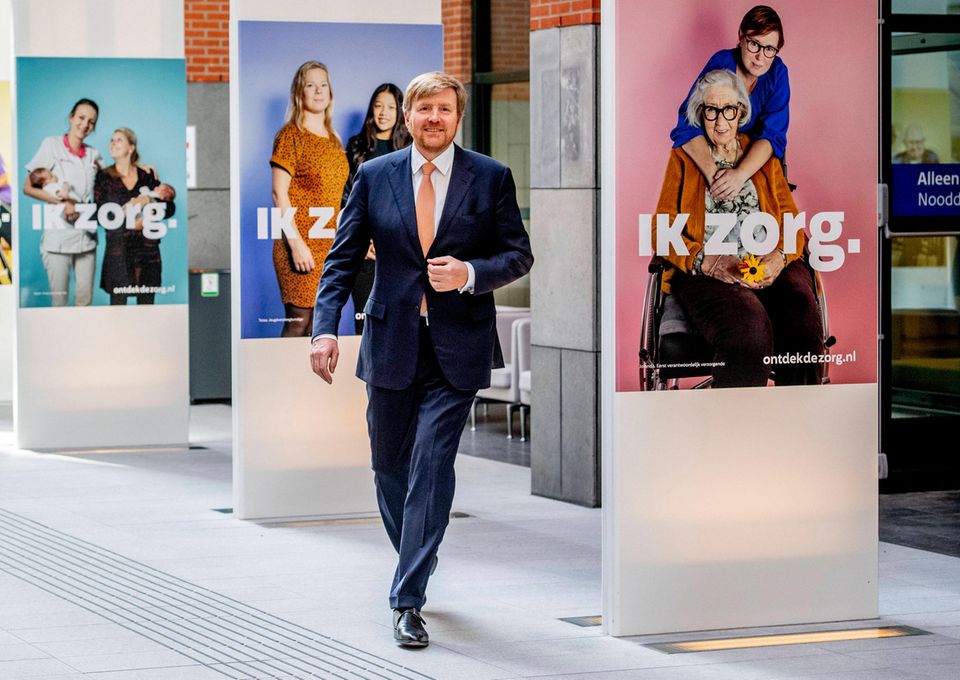 3. April 2020 Ohne seine Gattin nimmt König Willem-Alexander dann noch einen Termin im Ministerium für Gesundheit, Gemeinwohl und Sport in Den Haag wahr. Auch dort geht es selbstverständlich um die Koordinierung zur Bewältigung der Coronakrise. 3. April 2020 Ohne seine Gattin nimmt König Willem-Alexander dann noch einen Termin im Ministerium für Gesundheit, Gemeinwohl und Sport in Den Haag wahr. Auch dort geht es selbstverständlich um die Koordinierung zur Bewältigung der Coronakrise.