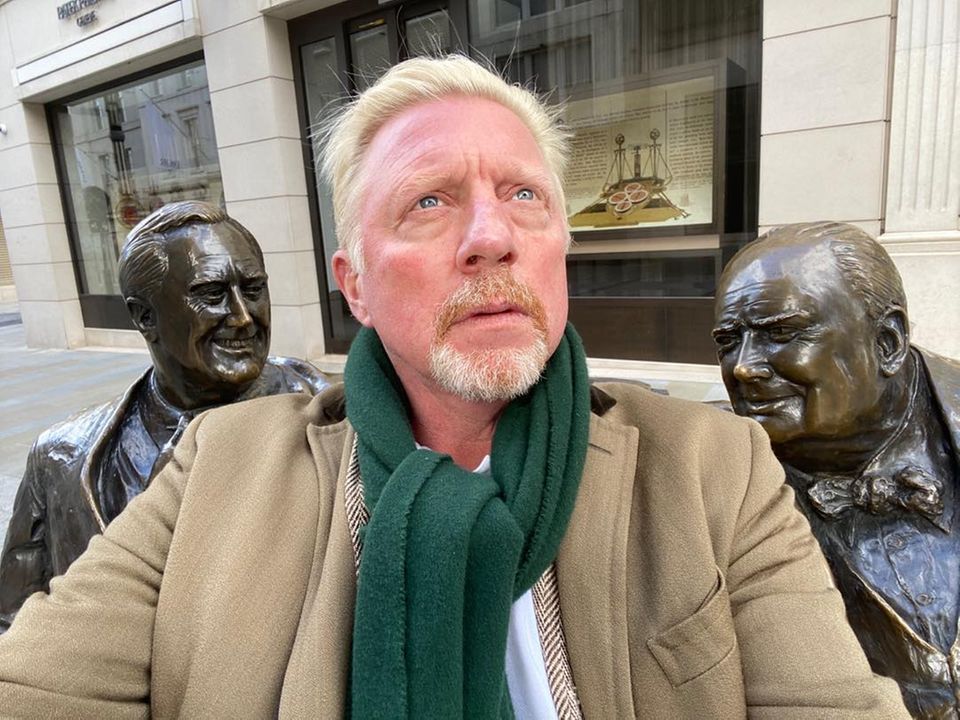 "Zwei weise Männer und ich", beschreibt Boris Becker das Foto. In London steht er zwischen den Bronzestatuen von Dwight D. Eisenhower und Winston Churchill.
