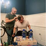 Corey Cott rasiert Casey Cott eine Glatze