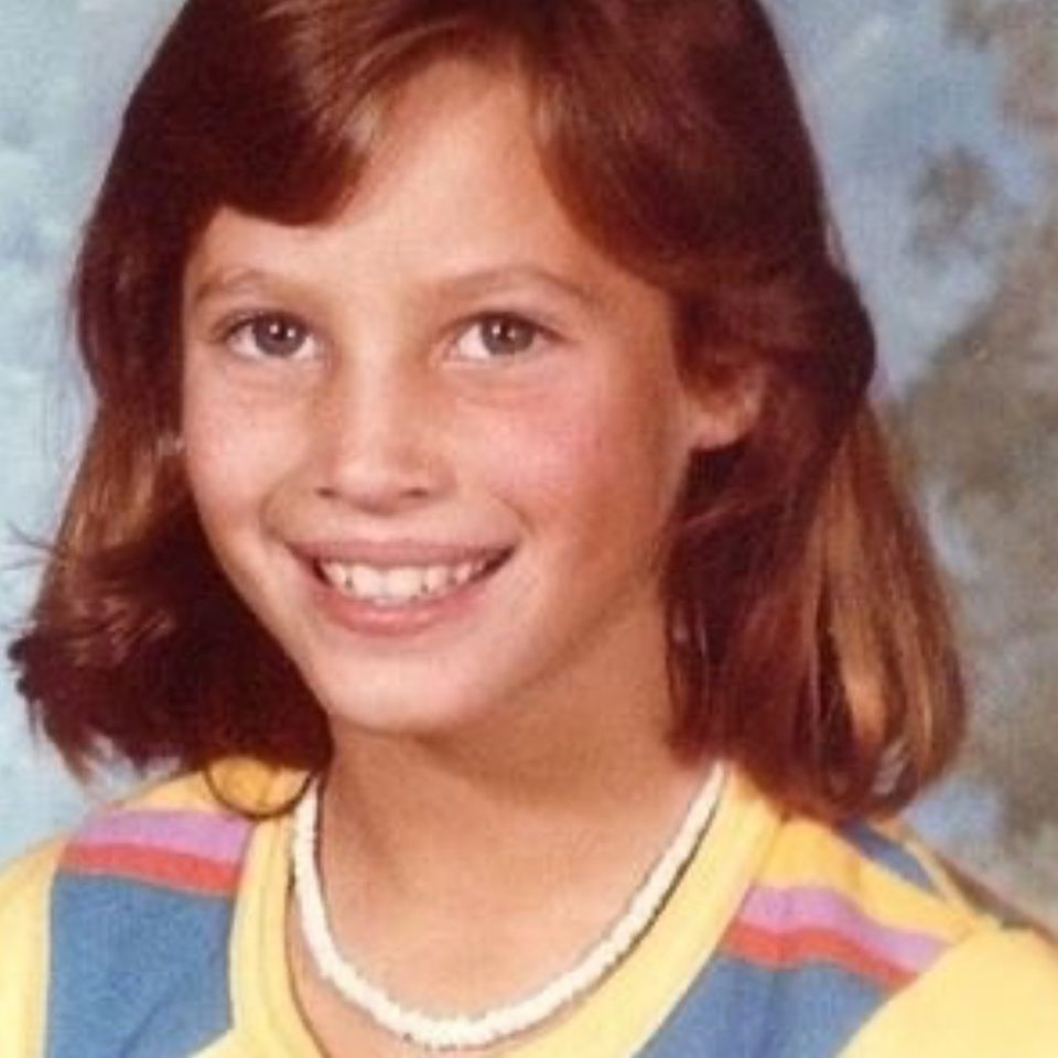Christy Turlington Rötliches Haar, ein offenes Lächeln und der neugierige Blick auf die Welt. Ob sie wohl damals schon wusste, dass sie einmal Model werden möchte? Stilsicher ausgewählt ist auf jeden Fall das modische Accessoire um ihren Hals - die Muschelkette ist ein Muss in den 80er Jahren. Christy Turlington Rötliches Haar, ein offenes Lächeln und der neugierige Blick auf die Welt. Ob sie wohl damals schon wusste, dass sie einmal Model werden möchte? Stilsicher ausgewählt ist auf jeden Fall das modische Accessoire um ihren Hals - die Muschelkette ist ein Muss in den 80er Jahren.