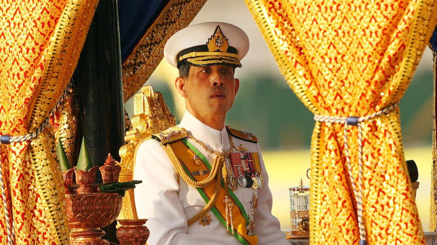 Rama X Thai König Ist Zurück In Bangkok Aber Nur Für Einen Tag