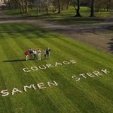 5. April 2020  Mut, Gemeinsam, Stark: Mit diesen drei Worten sendet die belgische Königsfamilie eine klare Botschaft, die ihrem Land in der Coronakrise Hoffnung machen soll. Zusammen mit ihren vier Kindern winken König Philippe und Königin Mathilde in die Kamera, die über den Garten der royalen Residenz auf Schloss Laeken fliegt.