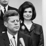 Jacqueline Kennedy, seit 1953 mit John F. Kennedy verheiratet, erlitt 1956 eine Totgeburt. Ihre Tochter sollte den Namen Arabella tragen.   Am 9. August 1963 stirbt der zweite Sohn Patrick nur zwei Tage nach seiner Geburt.