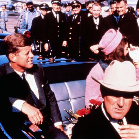 22. November 1963  Ein schwarzer Tag für die Vereinigten Staaten und die Familie Kennedy: Präsident John F. Kennedy wird in Dallas von zwei Schüssen tödlich getroffen. Seine Frau Jackie sitzt neben ihm. Das Foto entstand kurz vor dem Attentat.