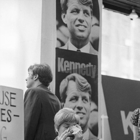 5. Juni 1968 Senator Robert F. Kennedy, ähnlich beliebt wie sein Bruder JFK, fällt im Vorwahlkampf für die Präsidentschaft einem Attentat zum Opfer. Er stirbt einen Tag später, und die USA stürzen erneut in landesweite Trauer.