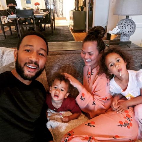 John Legend und Chrissy Teigen mit ihren Kindern 