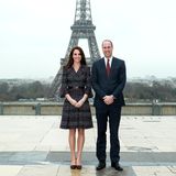 Bei blauem Himmel ist der Besuch des Eiffelturms in Paris zwar noch schöner, im bewölktem März 2017 haben Herzogin Kate und Prinz William vor diesem großartigen Monument trotzdem eine gute Figur gemacht.