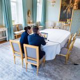 Auch zum ungestörten Arbeiten bietet sich der große, helle Raum an. So haben Prinzessin Victoria und Prinz Daniel das prunkvolle Esszimmer kurzerhand zum Homeoffice umfunktioniert.