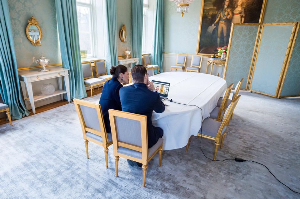 Auch zum ungestörten Arbeiten bietet sich der große, helle Raum an. So haben Prinzessin Victoria und Prinz Daniel das prunkvolle Esszimmer kurzerhand zum Homeoffice umfunktioniert.