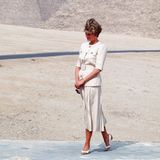 Unvergesslich schön sind die Bilder, die von Prinzession Diana 1992 vor der beeindruckenden Kulisse der Pyramiden von Gizeh in Ägypten aufgenommen wurden.