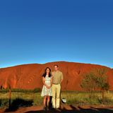 Vor dem überwältigend schönen, roten Sandsteinmonolithen Ayers Rock im australischen Bundesstaat Northern Territory wirkten auch Herzogin Catherine und Prinz William bei ihrem Besuch im April 2014 ganz klein.