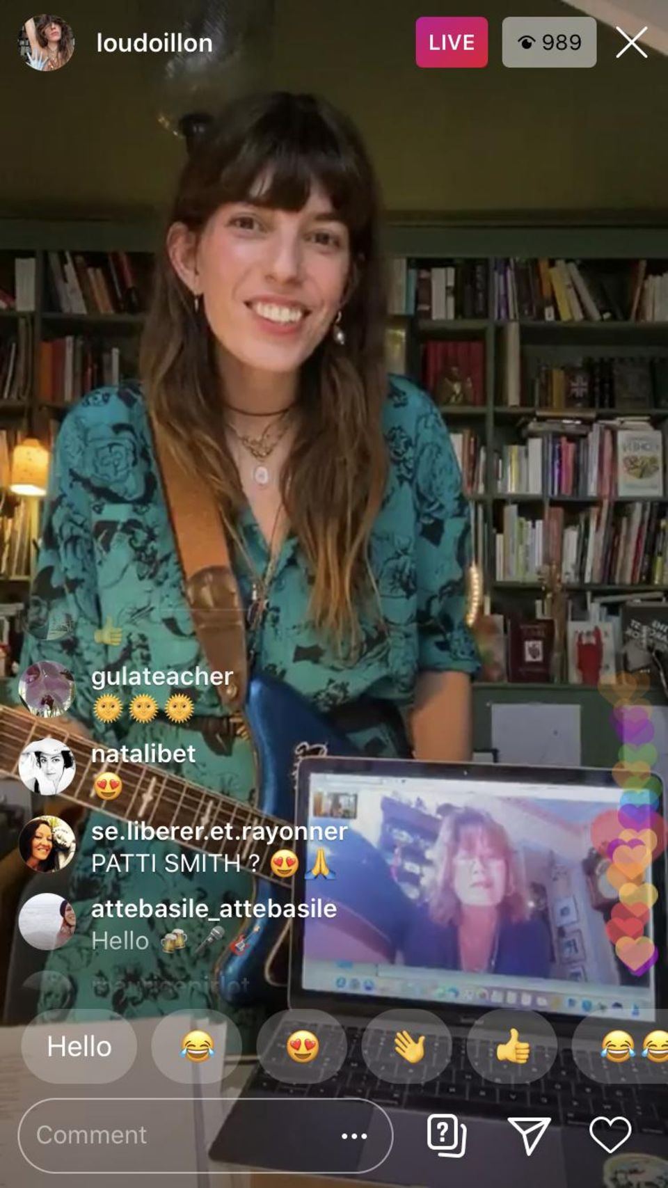 Lou Doillon im Interview: Lou Doillon spielt Gitarre, Mama Jane Birkin hört per Skype zu Lou Doillon spielt Gitarre, Mama Jane Birkin hört per Skype zu