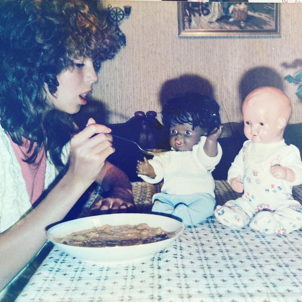 "Ein Löffelchen für die Mama, ein Löffelchen für den Papa" - dieser Schnappschuss aus Kindheitstagen landet vor kurzem auf Instagram. Und soviel sei vorweg gesagt: Als fürsorglich lässt sich dieses Supermodel auch heute noch beschreiben. "Ein Löffelchen für die Mama, ein Löffelchen für den Papa" - dieser Schnappschuss aus Kindheitstagen landet vor kurzem auf Instagram. Und soviel sei vorweg gesagt: Als fürsorglich lässt sich dieses Supermodel auch heute noch beschreiben.