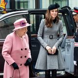 19. März 2019  Royale Frauen-Power: Queen Elizabeth und Herzogin Catherine besuchen das King's College in London. Die Medien sind begeistert von dem Duo, dem ein sehr gutes und respektvolles Verhältnis nachgesagt wird. PR, die der Palast gebrauchen kann:  Vier Tage zuvor hatte er verkündet, dass "die Königin der Schaffung eines neuen Haushalts für den Herzog und die Herzogin von Sussex (...) zugestimmt hat." Heißt: Harry und Meghan werden nicht länger, wie Kate und William, vom Kensington Palast vertreten und bekommen ein eigenes Büro im Buckingham Palast mit eigenen Mitarbeitern. Auch einen neuen Instagram-Account wird das Paar sein Eigen nennen dürfen.  Obwohl der Palast betont, dass dieser Schritt lange geplant gewesen sei, sehen Royal-Fans und Medien in ihm einen weiteren Beweis für das vermeintlich schlechte Verhältnis der Paare Sussex und Cambridge. 