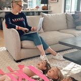 Schauspielerin Molly Sims zeigt uns mit einem Augenzwinkern, wie sie auch während der Quarantäne Job und Kids bestens im Griff hat.