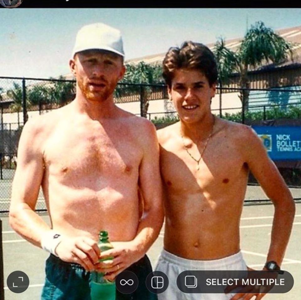 7. April 2020 Boris Becker erinnert mit diesem Oben-ohne-Schnappschuss, der ihn zusammen mit Kollege Tommy Haas zeigt, an vergangene, sonnigere Tage. Die Zeit ist allerdings auch an den beiden Tennisstars nicht spurlos vorbeigegangen; selbstironisch betont Boris Becker in seinem Instagram-Post, dass er auch mal schlanker und mit seinem Bart sogar ein echter Trendsetter war. 7. April 2020 Boris Becker erinnert mit diesem Oben-ohne-Schnappschuss, der ihn zusammen mit Kollege Tommy Haas zeigt, an vergangene, sonnigere Tage. Die Zeit ist allerdings auch an den beiden Tennisstars nicht spurlos vorbeigegangen; selbstironisch betont Boris Becker in seinem Instagram-Post, dass er auch mal schlanker und mit seinem Bart sogar ein echter Trendsetter war.