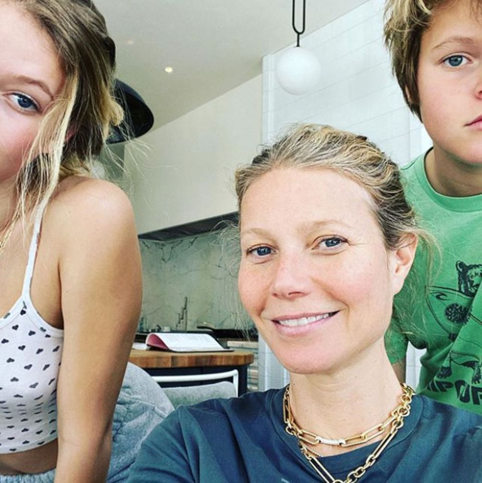 7. April 2020 Auch Schauspielerin Gwyneth Paltrow arbeitet während der Quarantäne im Homeoffice und wirkt dabei ziemlich ausgeglichen. "Seelischen Beistand" erhält die fleißige Gwyneth ganz besonders von ihren beiden Kindern Apple und Moses. 7. April 2020 Auch Schauspielerin Gwyneth Paltrow arbeitet während der Quarantäne im Homeoffice und wirkt dabei ziemlich ausgeglichen. "Seelischen Beistand" erhält die fleißige Gwyneth ganz besonders von ihren beiden Kindern Apple und Moses.