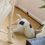 Die Hundefigur ist ein lustiger Hingucker, der dem Raum eine persönliche Note verleiht.