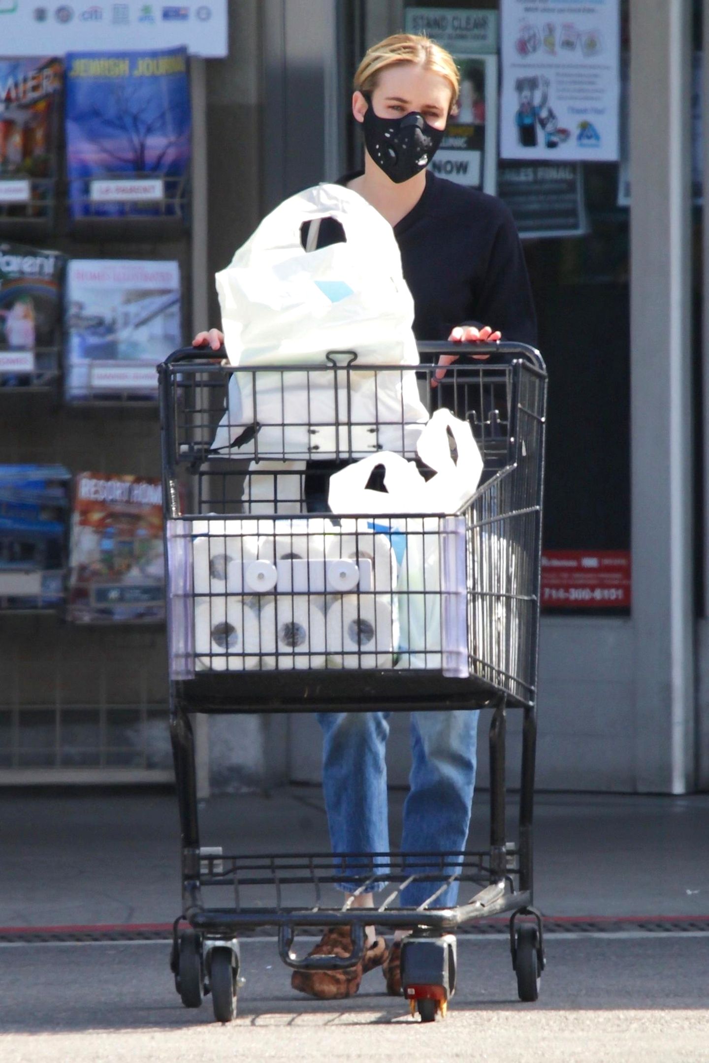 Irgendwie beruhigend, dass auch Hollywood-Stars nur Menschen sind. So schiebt Schauspielerin Emma Roberts den Einkaufswagen voller Klopapier zum Auto.