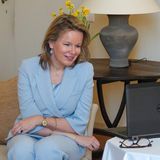 Einfacher hat es da Königin Mathilde von Belgien; sie trägt ihr kinnlanges Haar einfach offen. 