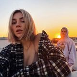 Dass man auch in Schlabberklamotten lasziv sein kann, zeigt Stefanie Giesinger auf Instagram. Und mit Freund Marcus Butler und der untergehenden Sonne im Hintergrund, wird aus diesem Selfie ein richtig urbanes Fotoshooting.