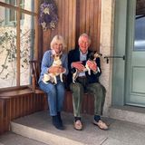 9. April 2020  Happy Anniversary! Herzogin Camilla und der vom Coronavirus gesundete Prinz Charles feiern heute ihren 15. Hochzeitstag, und schon am Vortag veröffentlichte Clarence House dieses private Foto der beiden auf ihrem Anwesen Birkhall im schottischen Aberdeenshire. Dort erholen sich die beiden Royals zusammen mit den Hunden Bluebell und Beth.