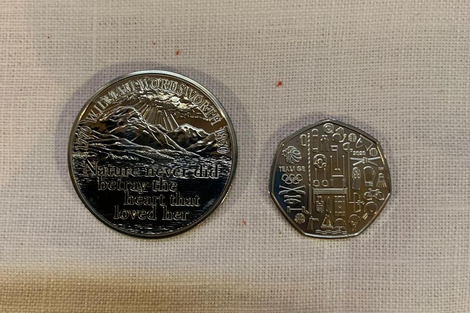 Diese Münzen erhalten 188 Pensionäre dieses Jahr als Oster-Geschenk von Queen Elizabeth. Links ist die 5-Pfund-Münze zu sehen, rechts die 50-Pence-Münze.