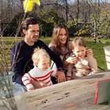 11. April 2020  Frohe Ostern wünschen Prinz Carl Philip und Prinzessin Sofia! Da es die Situation im Moment leider nicht anders erlaubt, feiert die Familie dieses Jahr nur digital mit ihren Liebsten. So sitzt das Prinzenpaar mit seinen süßen - und ganz schön groß gewordenen Jungs - Alexander und Gabriel bei Sonnenschein im Garten und chattet per Skype mit Mama Silvia und Co.