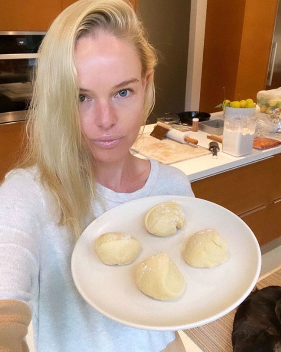 Schauspielerin Kate Bosworth macht den Teig für ihre Tacos selbst - und wie einfach das geht, zeigt sie ihren Fans via Instagram-Live-Video.