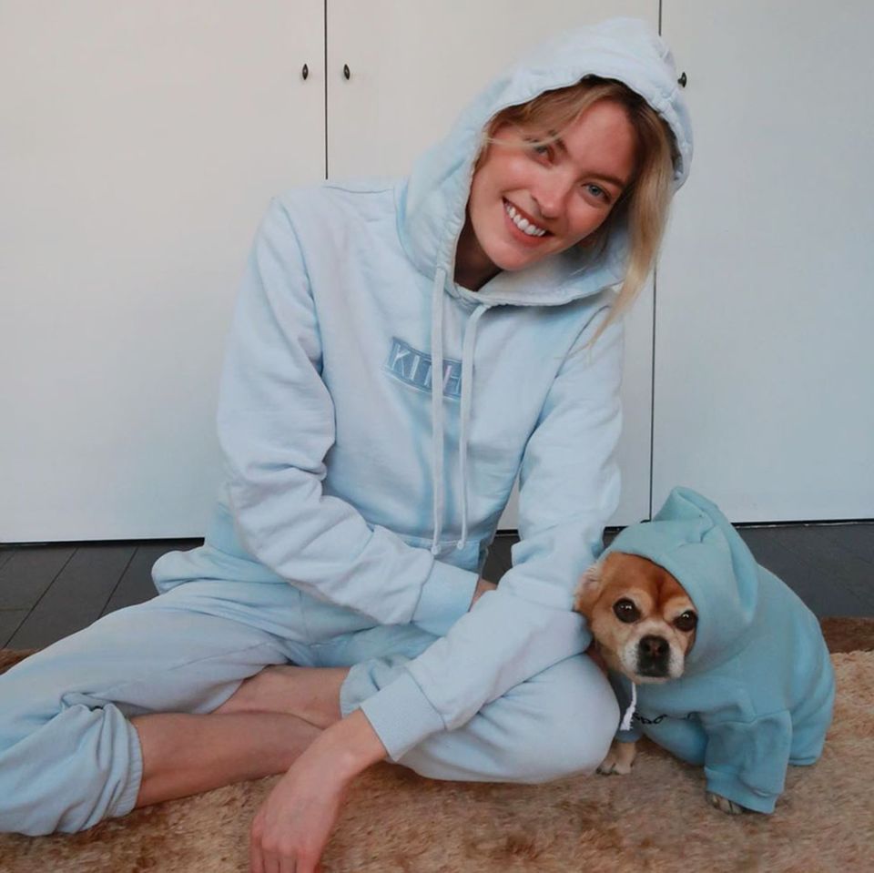 Mit der Zeit wird man sich ja immer ähnlicher... Auch Model Martha Hunt und Bear können das bestätigen. Mit der Zeit wird man sich ja immer ähnlicher... Auch Model Martha Hunt und Bear können das bestätigen.