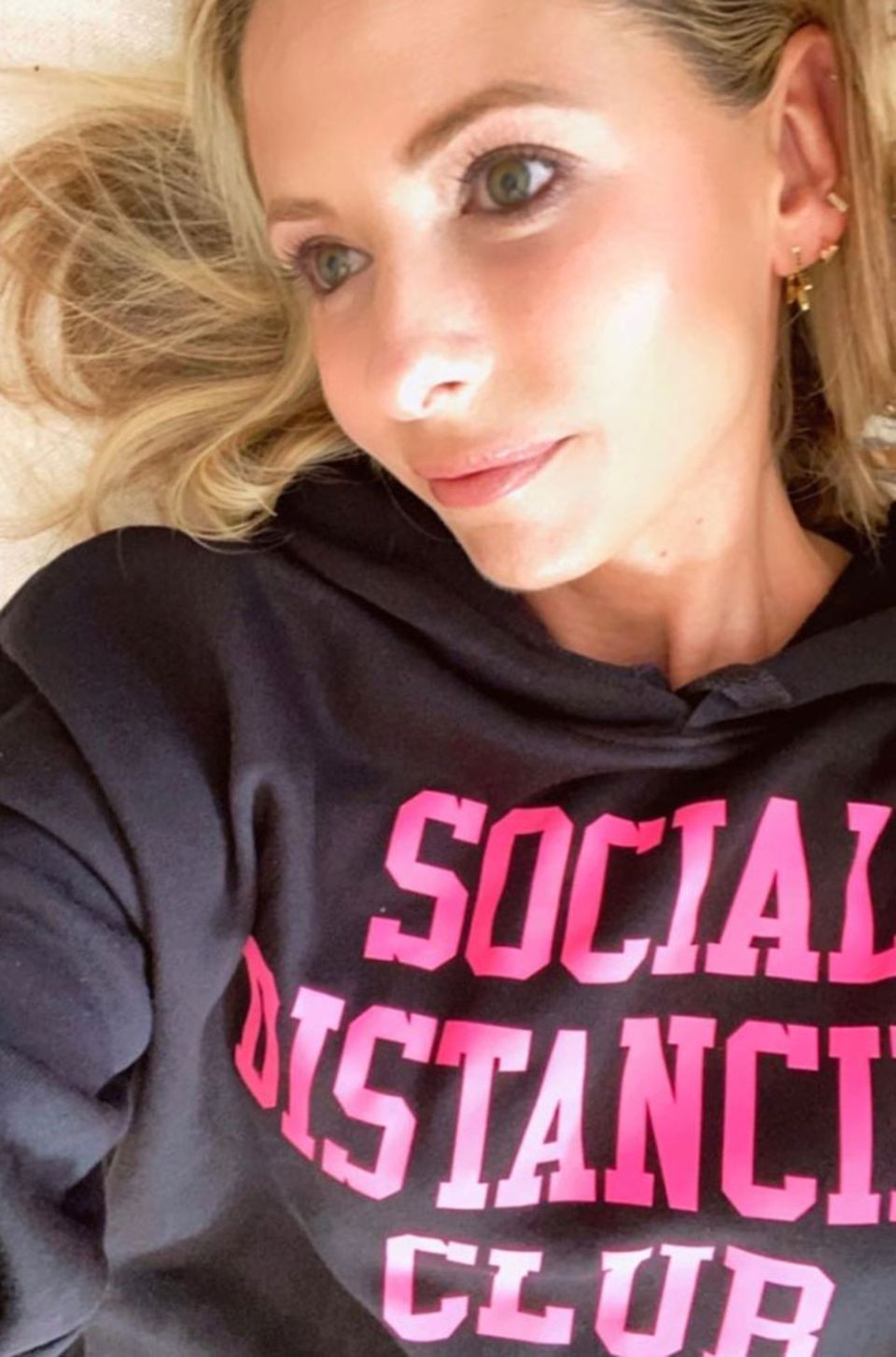 "Buffy"-Star Sarah Michelle Gellar macht mit ihrem Sweatshirt eine klare Ansage. Und mit dem gemütlichen Hoodie lässt es sich auch gleich viel besser zu Hause rumlungern. "Buffy"-Star Sarah Michelle Gellar macht mit ihrem Sweatshirt eine klare Ansage. Und mit dem gemütlichen Hoodie lässt es sich auch gleich viel besser zu Hause rumlungern.