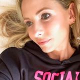 "Buffy"-Star Sarah Michelle Gellar macht mit ihrem Sweatshirt eine klare Ansage. Und mit dem gemütlichen Hoodie lässt es sich auch gleich viel besser zu Hause rumlungern.