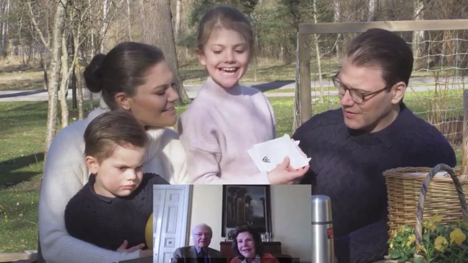 Prinzessin Estelle zeigt Opa Carl Gustaf und Oma Silvia ein Oster-Geschenk.