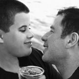 13. April 2020  Mit einem emotionalen Post erinnert John Travolta an den Geburtstag seines vor zehn Jahren verstorbenen Sohnes Jett. Der damals 16-Jährige verunglückte nach einem Krampfanfall tödlich. Später gaben Travolta und seine Frau Kelly Preston bekannt, dass bereits im Alter von zwei Jahren bei ihrem Sohn das Kawasaki-Syndrom diagnostiziert wurde. John Travolta scheibt berührend auf Instagram: "Happy Birthday Jetty! Wir lieben dich".