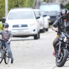 10. April 2020  Fahrrad gegen Motorrad - Ben Affleck und sein Sohn Samuel liefern sich ein ungleiches Rennen. Mit seiner Maske und dem Helm sieht Samuel auf seinem schwarzen Fahrrad allerdings schon fast aus wie der Papa. Früh übt sich halt, wer ein echter Biker sein will.