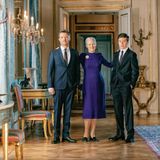 In einem violetfarbenem Midi-Kleid mit abgesetzter Naht am Saum macht Königin Margrethe eine großartige Figur neben ihrem Sohn, Frederik von Dänemark und ihrem Enkelkind, Prinz Christian. Kaum zu glauben, dass Margrethe in wenigen Tagen 80 Jahre wird. 