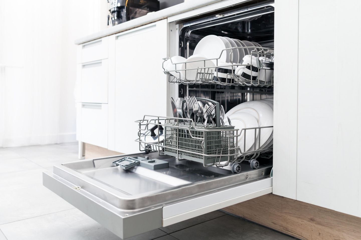 Spülmaschine reinigen: So einfach geht's! | GALA.de