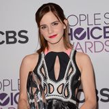 Bei den People's Choice Awards sind Emmas Haare bereits wieder ein gutes Stück gewachsen und reichen ihr fast auf die Schultern. Dem roten Lippenstift ist sie auch bei diesem Event treu geblieben. 