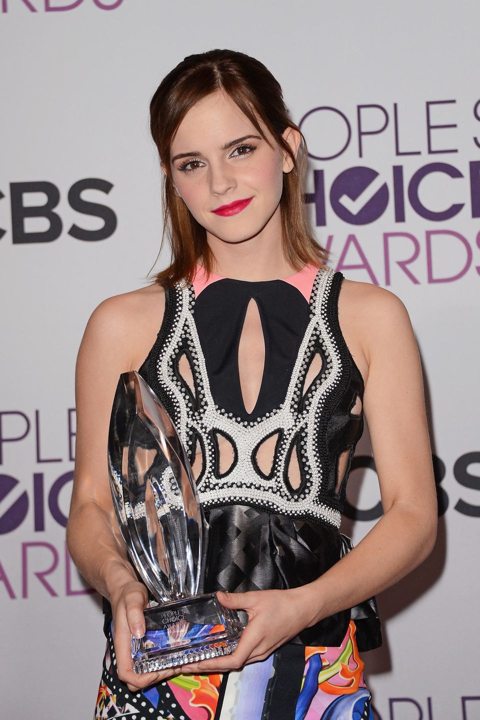 Bei den People's Choice Awards sind Emmas Haare bereits wieder ein gutes Stück gewachsen und reichen ihr fast auf die Schultern. Dem roten Lippenstift ist sie auch bei diesem Event treu geblieben. 