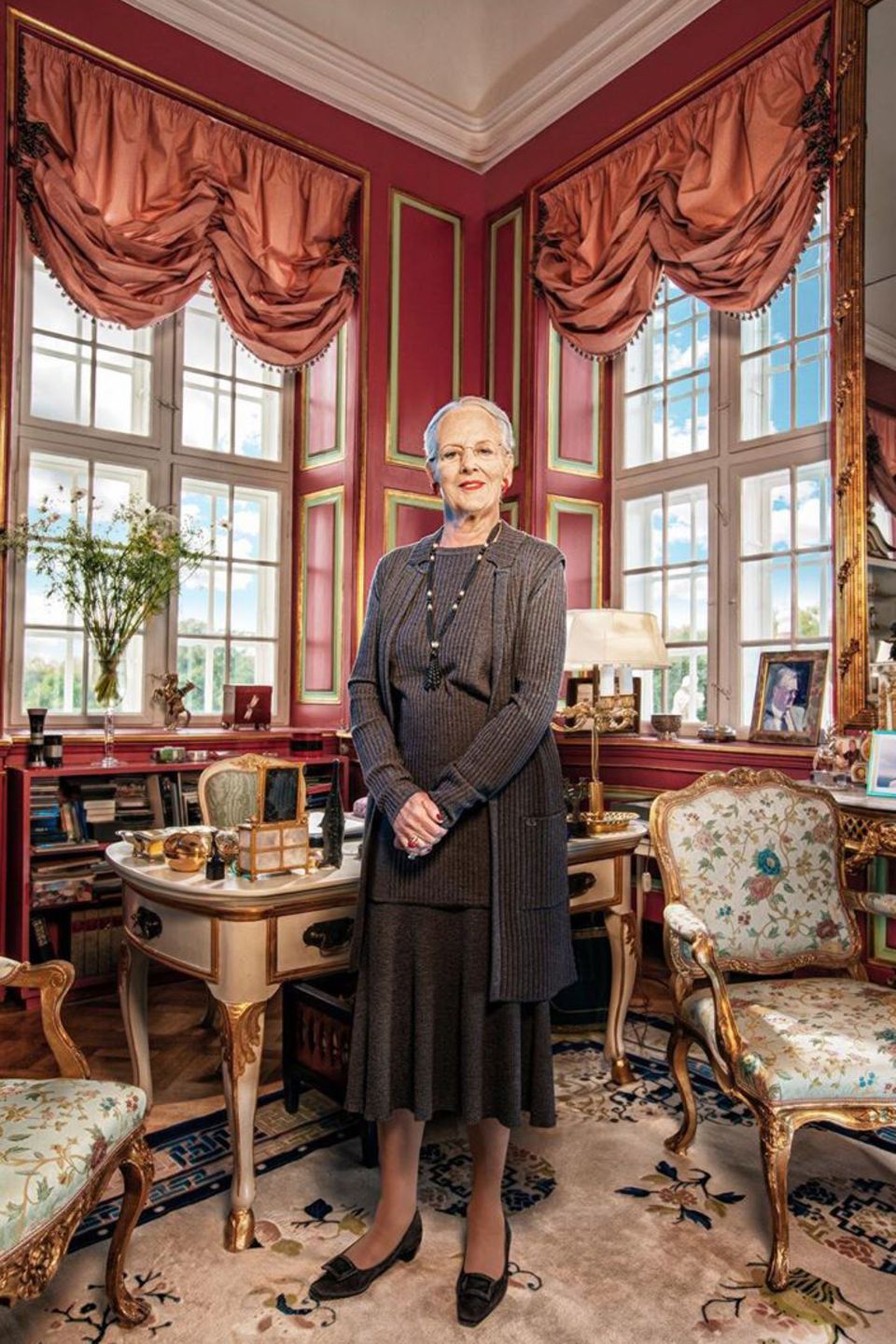 Im Vorfeld der Feierlichkeiten fotografiert Per Morton Abrahamsen Königin Margrethe 2019 in ihrem Arbeitszimmer auf Schloss Fredensborg, das auch ihrer Mutter Königin Ingrid bereits als solches diente.