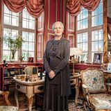 Im Vorfeld der Feierlichkeiten fotografiert Per Morton Abrahamsen Königin Margrethe 2019 in ihrem Arbeitszimmer auf Schloss Fredensborg, das auch ihrer Mutter Königin Ingrid bereits als solches diente.