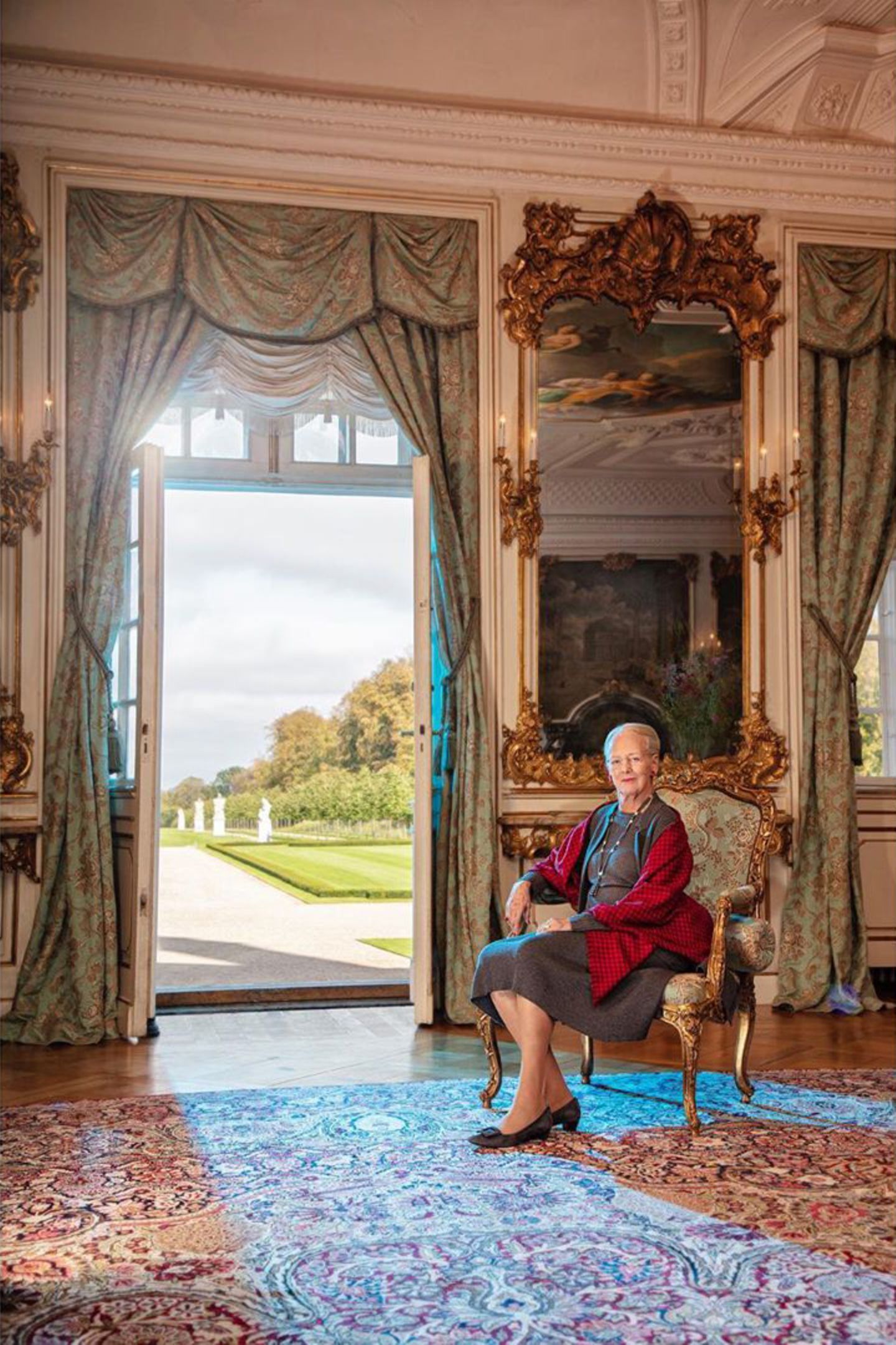 Für diese royale Aufnahme posiert Königin Margrethe in der Gartenhalle des Schlosses Fredensborg, die in der 300-jährigen Geschichte des Palastes den Rahmen für eine Reihe von Porträts der königlichen Familie bildet.
