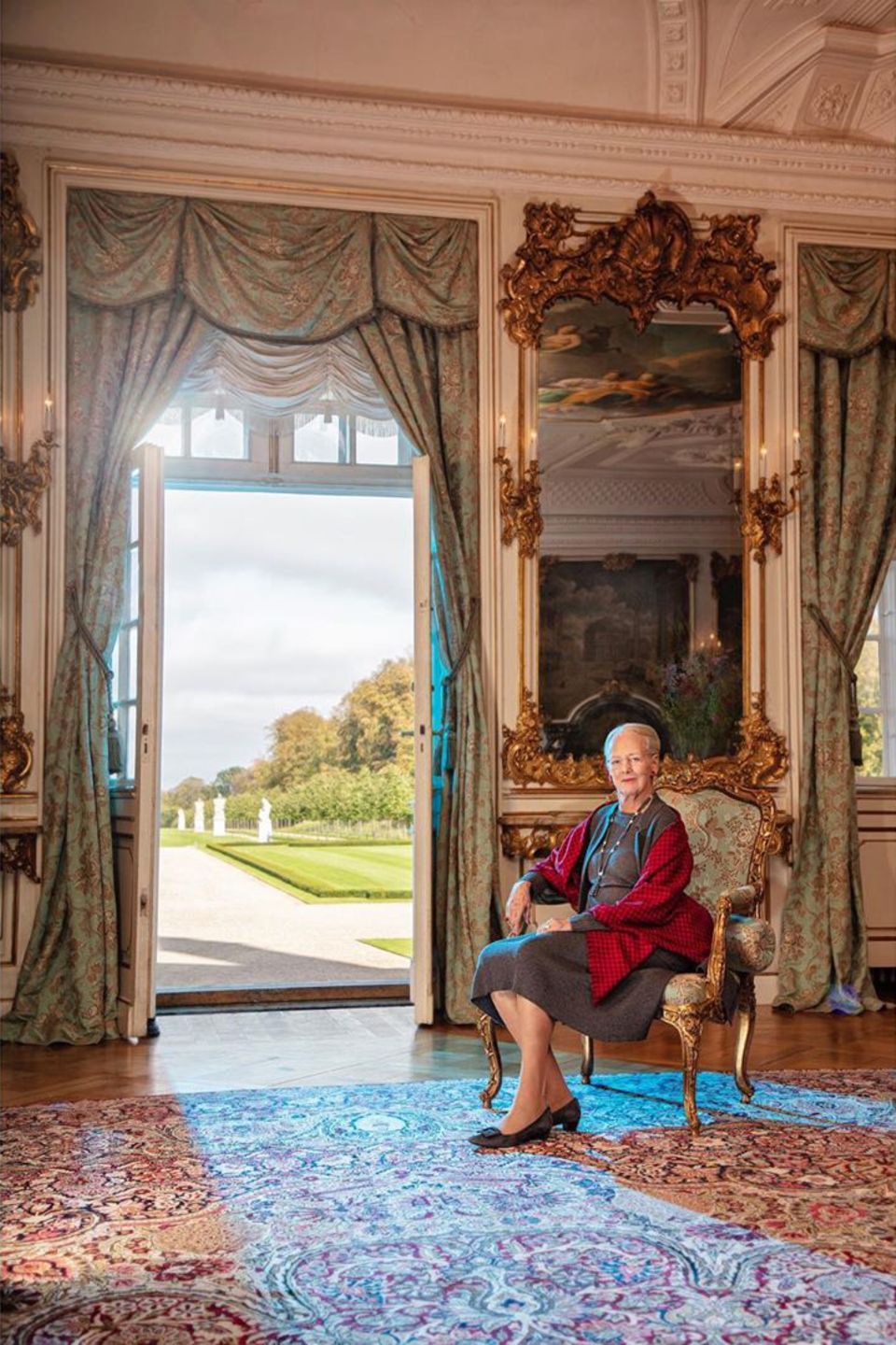 Für diese royale Aufnahme posiert Königin Margrethe in der Gartenhalle des Schlosses Fredensborg, die in der 300-jährigen Geschichte des Palastes den Rahmen für eine Reihe von Porträts der königlichen Familie bildet. Für diese royale Aufnahme posiert Königin Margrethe in der Gartenhalle des Schlosses Fredensborg, die in der 300-jährigen Geschichte des Palastes den Rahmen für eine Reihe von Porträts der königlichen Familie bildet.